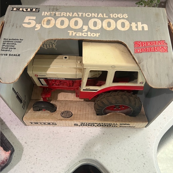 International 1066 5,000,000th 1/16 scale ERTL Tractor in box - Picture 2 of 4